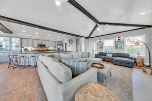 Smart TV, fireplace, table football - 🐬30A-Steps to Beach-Gulf Views-4 Bikes-Dolphin Overlook🐬 (Santa Rosa Beach)