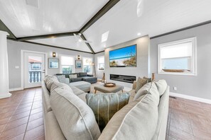 Smart TV, fireplace, table football - 🐬30A-Steps to Beach-Gulf Views-4 Bikes-Dolphin Overlook🐬 (Santa Rosa Beach)