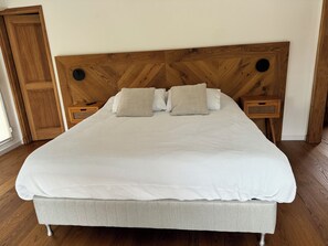 4 habitaciones, escritorio, tabla de planchar con plancha y wifi gratis 