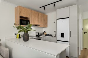 Geladeira, micro-ondas, fogão, cooktop
