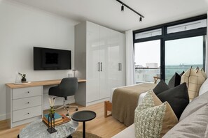 Cofres nos quartos, ferros/tábuas de passar roupa, Wi-Fi, roupa de cama