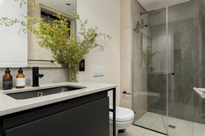 Doccia, asciugacapelli, asciugamani, sapone