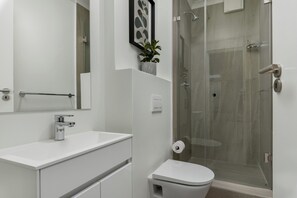 Dusche, Haartrockner, Handtücher, Seife