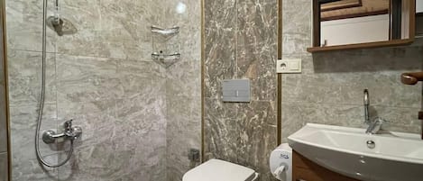 Economy Condo, Mountain View | Bathroom | Shower, free toiletries, hair dryer, slippers