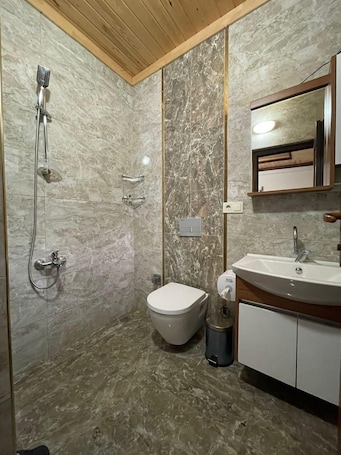 Economy Condo, Mountain View | Bathroom | Shower, free toiletries, hair dryer, slippers. Özgür Apart Uzungöl