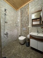 Ducha, artículos de tocador gratuitos, secador de pelo, pantuflas