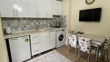 Apartamento económico, vistas a la montaña | Cocina privada | Frigorífico, placa de cocina y utensilios de cocina