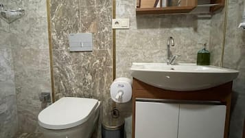 Apartamento económico, vistas a la montaña | Baño | Ducha, artículos de higiene personal gratuitos y secador de pelo