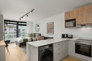 Kylskåp, mikrovågsugn, ugn och spishäll