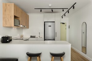 Kylskåp, mikrovågsugn, ugn och spishäll