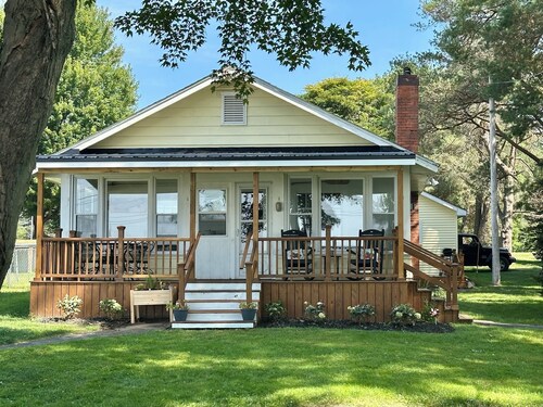 Hidden gem on Chautauqua’slake with SUPs, kayaks and pool!