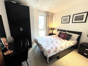 2 bedrooms, iron/ironing board, WiFi, bed sheets - 2 bed Flat in Kew Bridge  (Brentford)