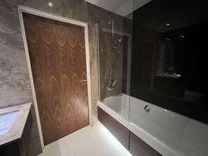 Dusche, Handtücher, Seife, Toilettenpapier