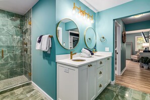 Douche, sèche-cheveux, serviettes fournies