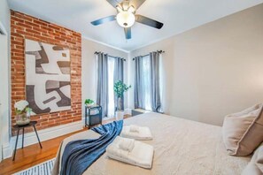 7 habitaciones, escritorio y tabla de planchar con plancha