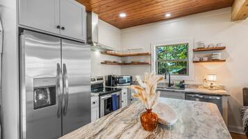 Fridge, microwave, stovetop, dishwasher