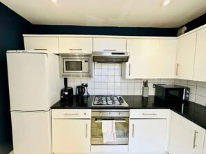 Geladeira, micro-ondas, fogão, cafeteira/chaleira