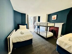 5 Schlafzimmer, Bügeleisen/Bügelbrett, kostenloses WLAN, Bettwäsche