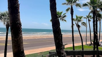 Sulla spiaggia, lettini da mare, teli da spiaggia