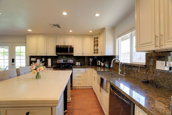 Frigorifero, microonde, piano cottura, lavastoviglie