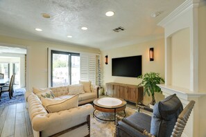 テレビ、暖炉、書庫