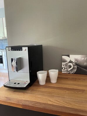 Douche, serviettes fournies, papier toilette