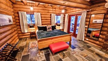 5 habitaciones, escritorio y tabla de planchar con plancha