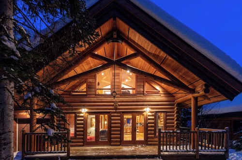 GrizzPaw Lodge 5 Bedroom Sleeps 14 People, Kicking Horse Mountain Resort