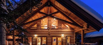 GrizzPaw Lodge 5 Bedroom Sleeps 14 People, Kicking Horse Mountain Resort