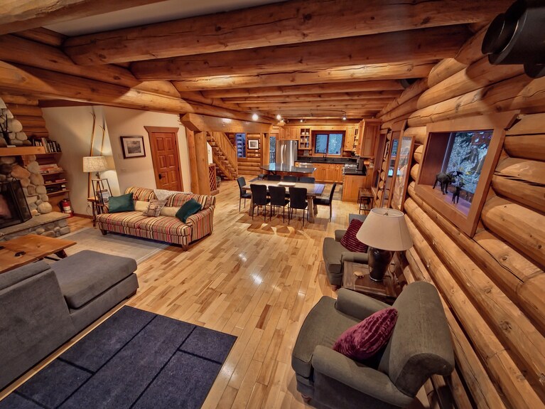 Grizzpaw Lodge 5 Bedroom Sleeps 14 People, Kicking Horse Mountain Resort - Alberta