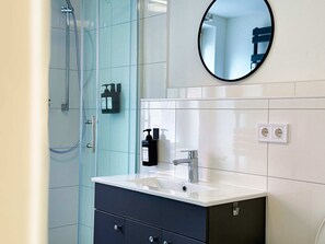Douche, sèche-cheveux, serviettes fournies, savon