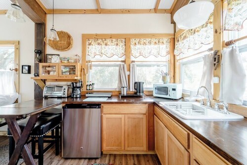 Charming cottage on the ORANGE RIVER in Fort Myers Fl. Pool ,Kayaks, AC, WiFi