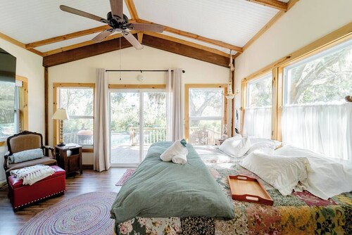 Charming cottage on the ORANGE RIVER in Fort Myers Fl. Pool ,Kayaks, AC, WiFi