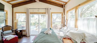 Charming cottage on the ORANGE RIVER in Fort Myers Fl. Pool ,Kayaks, AC, WiFi