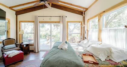 Charming cottage on the ORANGE RIVER in Fort Myers Fl. Pool ,Kayaks, AC, WiFi