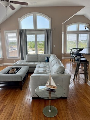 Smart-TV, fotballspill, bordtennis og musikkbibliotek