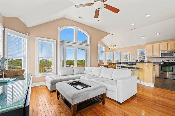 Smart-TV, fotballspill, bordtennis og musikkbibliotek