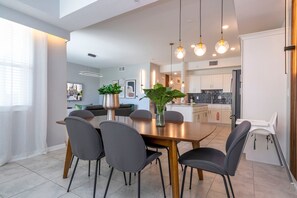 2 bedrooms - Stylish 2-br Apt Sleeps 7 Near Disney Magic (Kissimmee)