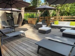 Terrace/patio - Gite sleeps 20 with a 16-seater Jacuzzi (Bourdeaux)