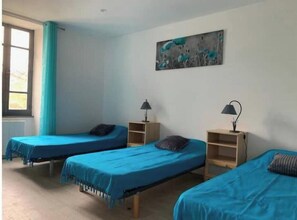 6 bedrooms, iron/ironing board, WiFi, bed sheets - Gite sleeps 20 with a 16-seater Jacuzzi (Bourdeaux)
