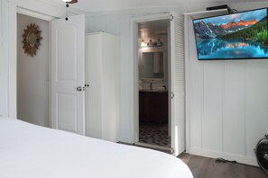 4 bedrooms, iron/ironing board, free WiFi, bed sheets - Livin’ Like Larry: Cozy Beach Home 2 Mins to MXB (Mexico Beach)