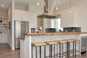 Fridge, microwave, oven, stovetop - Rejuvenation:Brand New, Beach Views, Custom Furniture, Hot Tub + MIL Suite (St. Joe Beach)