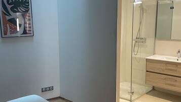 3 bedrooms, iron/ironing board, free WiFi