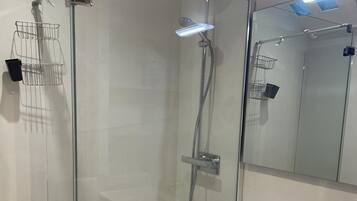 Douche, sĂšche-cheveux