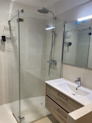 Douche, sèche-cheveux