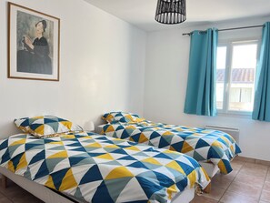 3 habitaciones, tabla de planchar con plancha, wifi y ropa de cama 