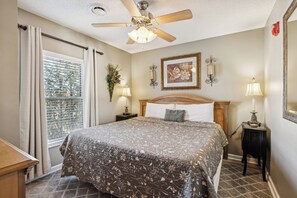 1 slaapkamer, een strijkplank/strijkijzer, gratis wifi, beddengoed