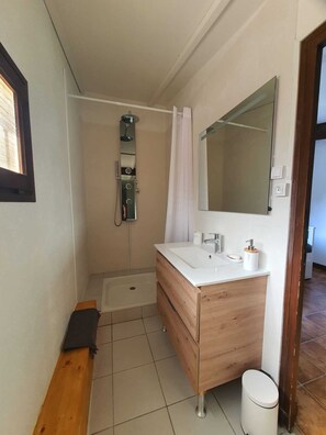 Dusche, Haartrockner, Handtücher, Seife
