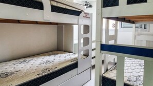A bunk bed room with a ventilation system and a white door. - Apartment Praia Grande Ubatuba | REF KC04H (Ubatuba)