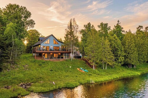 Luxury Northwoods Retreat · Hot Tub · Sleeps 12